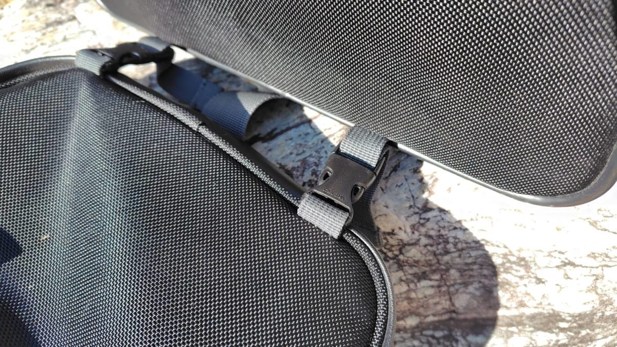 tanax-campingseatbag2-removal2 下のバックルを取り外す写真