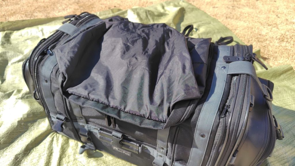 フラップ上部についている袋