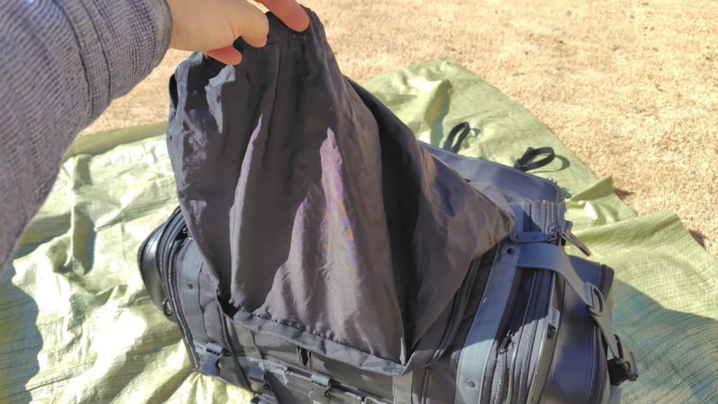 フラップ上部についている袋を持ち上げた状態