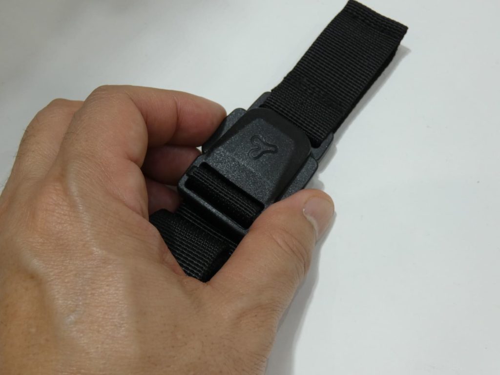 バックルを外そうとしているところ