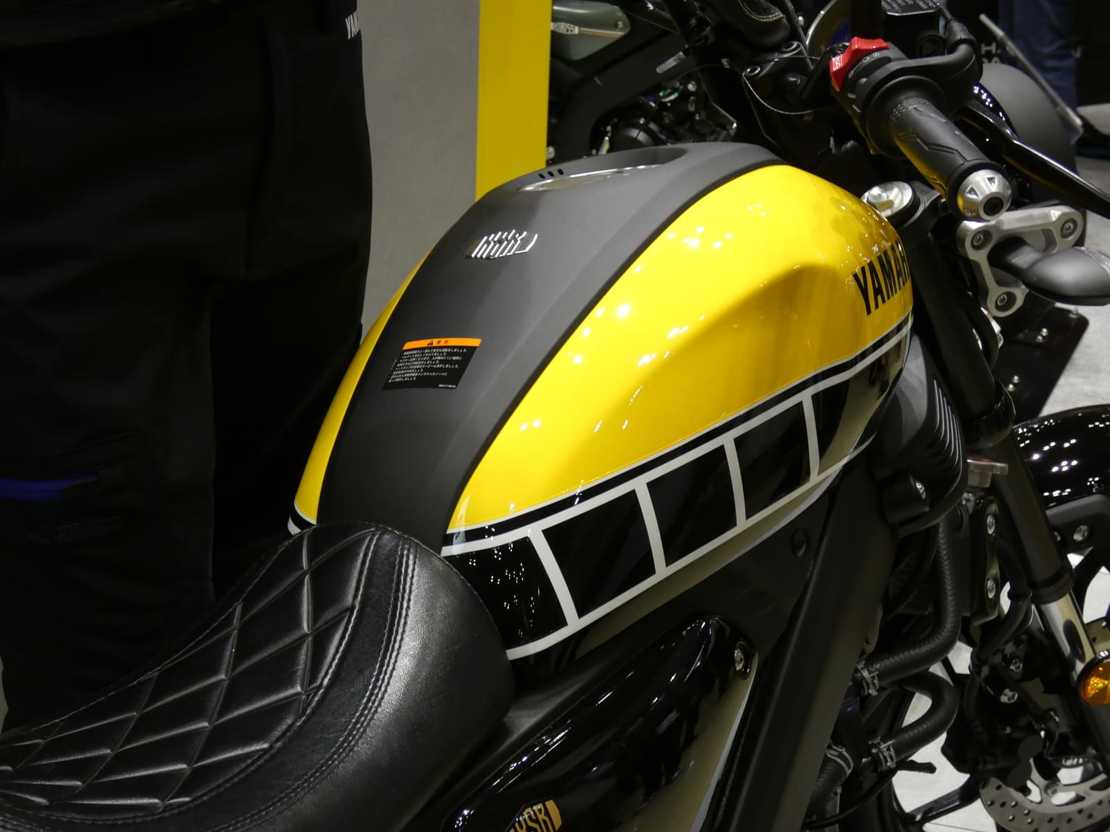 xsr155-mcs-tank2 インターカラーのタンク(別角度)